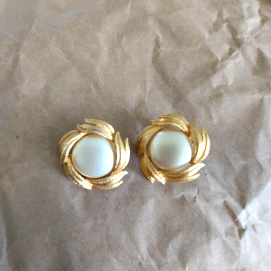 Judy Lee 1950s Pearl Gold Earrings 18$